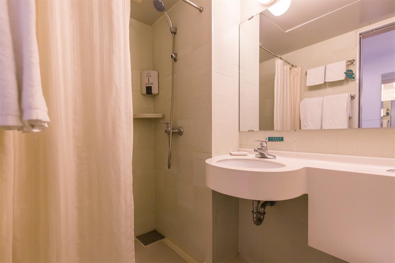 Jinjiang Caobao Road Jiuxing Construction Material Market Hotel Shanghai